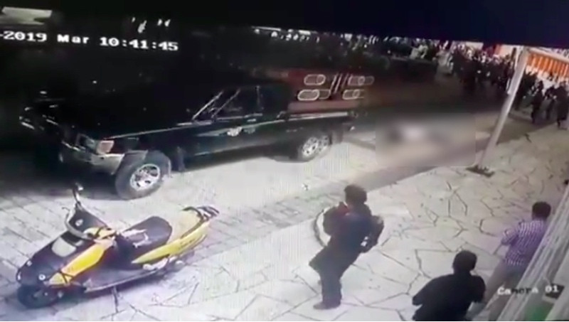 Wali Kota Las Margaritas Jorge Luis Escandon ditarik di belakang sebuah mobil. Foto: Portavoz Chiapas