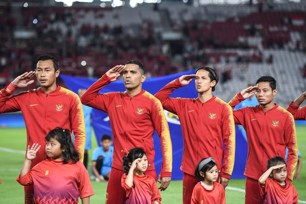 Pemain Timnas Indonesia menyanyikan lagu Indonesia Raya sebelum melawan Timnas Thailand. (ANTARA FOTO/Hafidz Mubarak A)