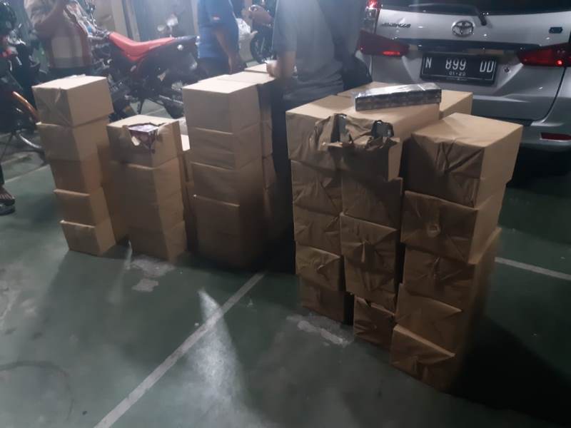 Mobil yang mengangkut ribuan bungkus rokok ilegal di Turen, Malang, Jawa Timur. (Foto: Dok. Bea Cukai Malang)