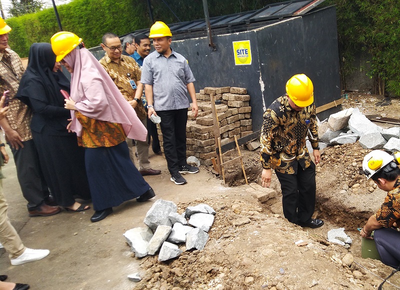Suasana peletakan batu pertama pembangunan tempat pengolahan sampah di halaman parkir  Media Group, Kamis, 10 Oktober 2019. Medcom.id/Dheri Agriesta.