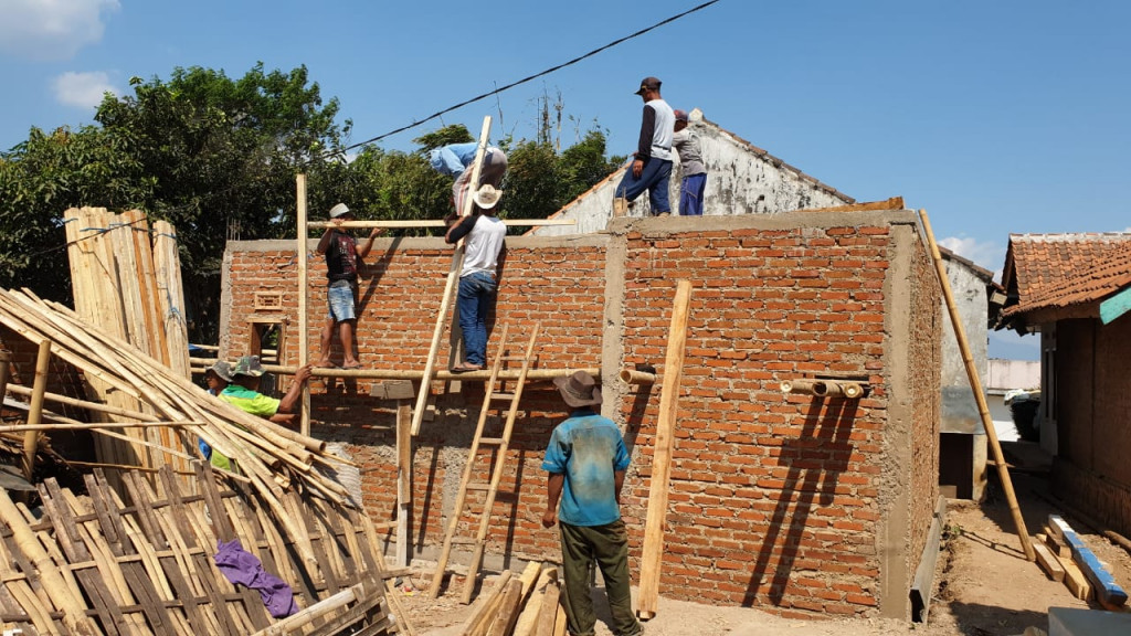 Perbaiki kualitas rumah melalui program bedah rumah. (dok. Kementerian PUPR)