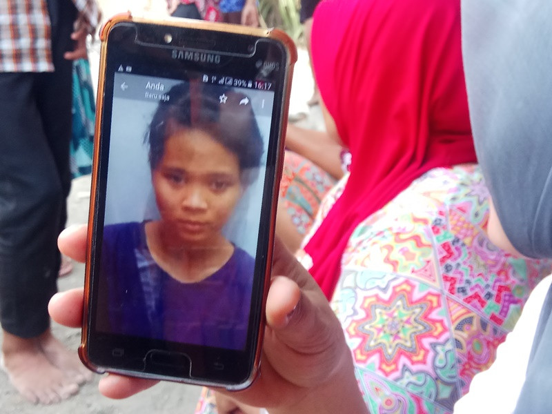 Warga memperlihatkan foto Fitri Andriana, 20, salah seorang penyerang Menko Polhukam Wiranto, Kamis, 10 Oktober 2019. Medcom.id/ Kuntoro Tayubi