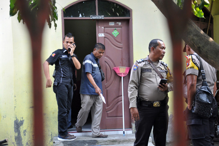 Polisi Geledah Rumah Keluarga Penusuk Wiranto di Medan