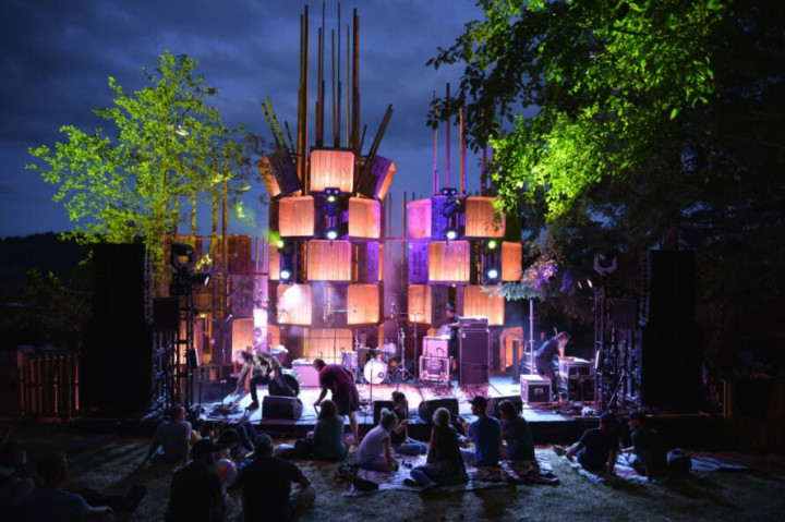 Panggung Konser dari Peti Kayu Apel