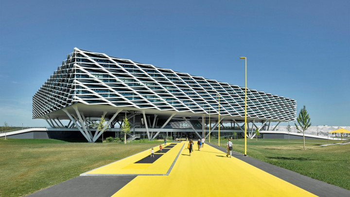 Kantor Pusat Adidas Tak Sengaja Dibangun Mirip Stadion