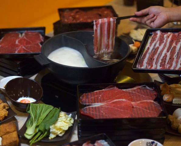 Mencoba makan shabu-shabu dengan irisan daging yang lembut dan saus yang memanjakan selera. (Foto: Dok. Kitamura)