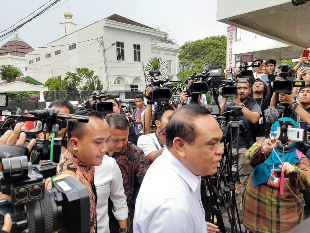 Menteri Pemberdayagunaan Aparatur Negara dan Reformasi Birokrasi Syafruddin saat menjenguk Menkopolhukam Wiranto di RSPAD Gatot Subroto, Jakarta, Kamis, 10 Oktober 2019. Foto: Medcom.id/Nur Azizah