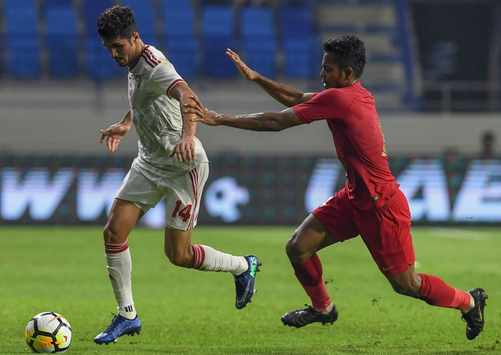 Gelandang Indonesia, Zulfiandi, mencoba menghentikan pergerakan gelandang UEA, Khalil Ibrahim (AFP/Karim Sahib)