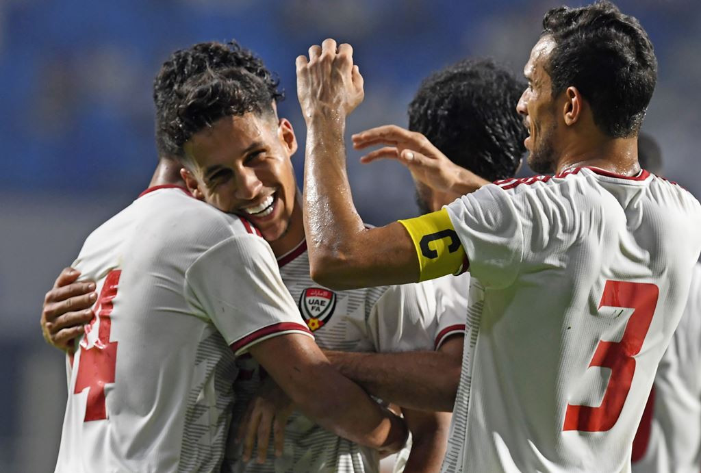 Gelandang UEA, Khalil Ibrahim (dua dari kiri), merayakan gol ke gawang Indonesia (AFP/Karim Sahib)