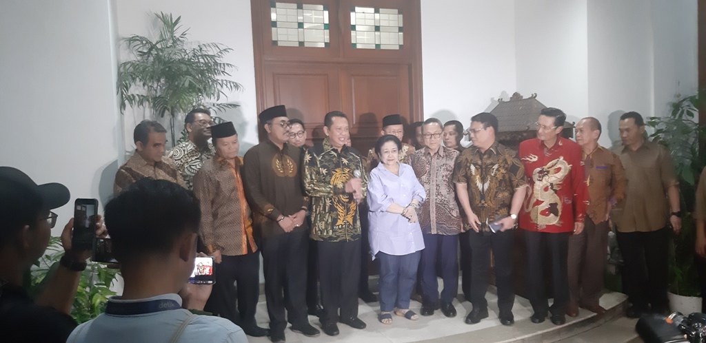 Pimpinan MPR berkunjung ke kediaman Presiden ke-5 RI Megawati Soekarnoputri. Foto: Medcom.id/Whisnu Mardiansyah