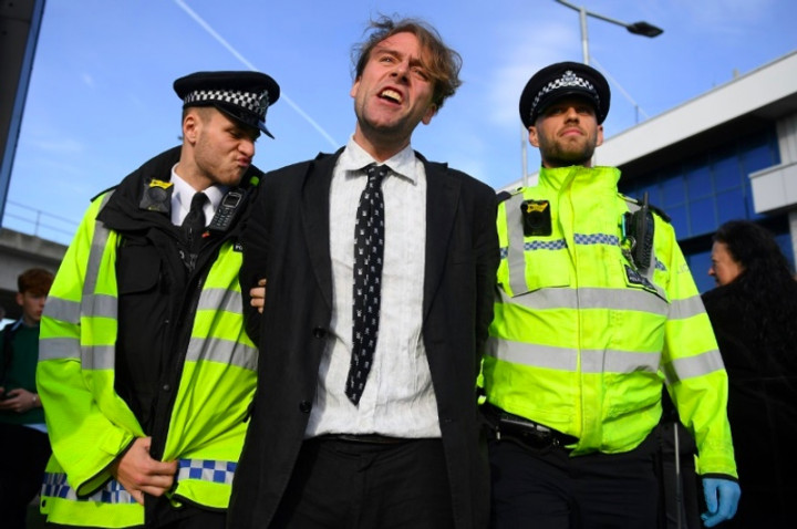 Tolak Perluasan Bandara, Pedemo Berbaring di Atas Pesawat