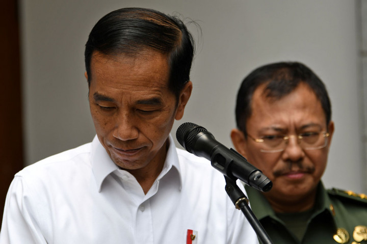 Jokowi Pastikan Kondisi Wiranto Stabil