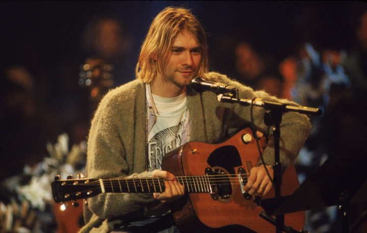 Cardigan Kurt Cobain saat Tampil di MTV Unplugged Kembali Dilelang