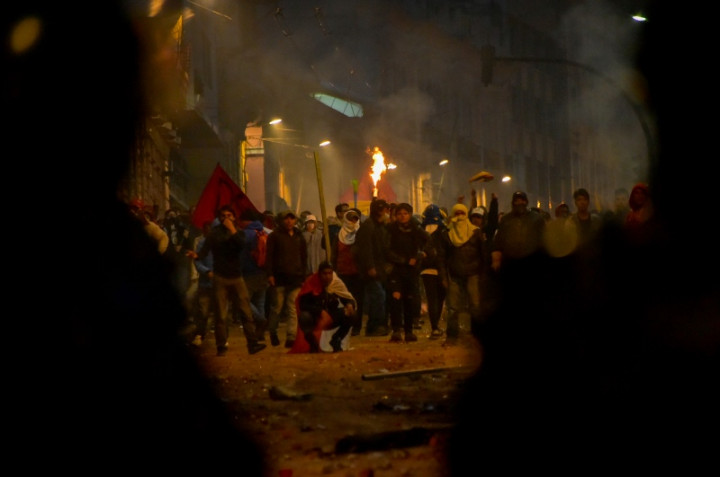 Delapan Polisi Ekuador Disandera Pedemo