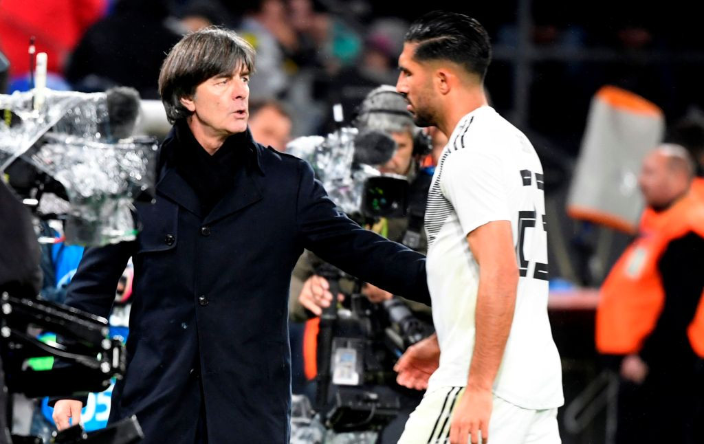 Momen saat pelatih Jerman Joachim Loew (kiri) bercakap dengan Emre Can (kanan) saat menghadapi Argentina (Foto: AFP/Ina Fassbender)