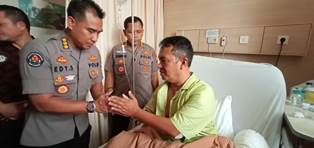 Kapolsek Menes Terkena 5 Tusukan