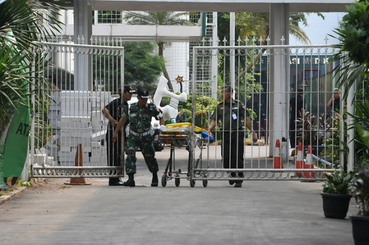 Aburizal Bakrie Jenguk Wiranto