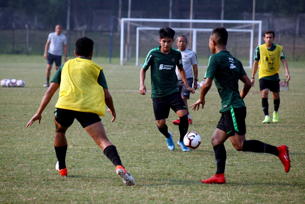 Sejumlah pesepak bola timnas U-23 Indonesia melakukan sesi latihan. (ANTARA FOTO/Yulius Satria Wijaya)