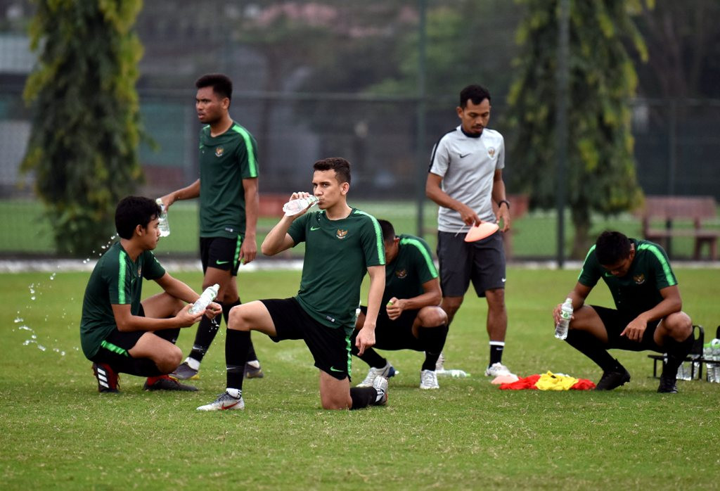 Pemain tim nasional U-23 Indonesia beristirahat sejenak dalam sesi latihan di lapangan Vietnam Footbal Federation (WFF). (aANTARA FOTO/R. Rekotomo)