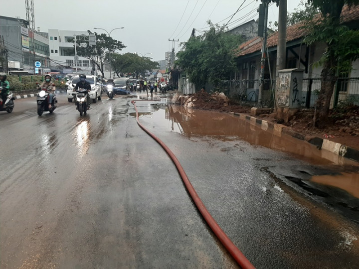 Pipa PDAM di Jalan Kartini Depok Jebol