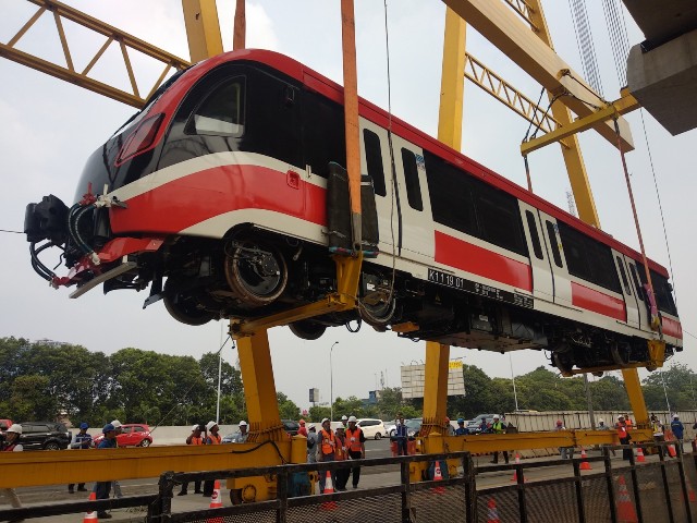 Pengangkatan pertama LRT di Stasiun LRT Harjamukti, Cibubur, Minggu, 13 Oktober 2019. Foto: Medcom.id/Yanti Nainggolan