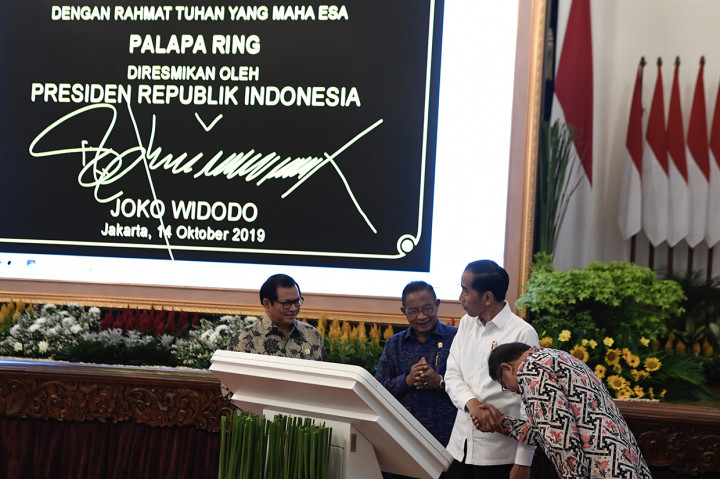 Jokowi Resmikan Proyek Palapa Ring di Istana