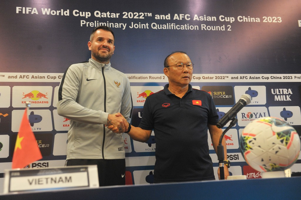 Pelatih Indonesia, Simon McMenemy (kiri), dan pelatih Vietnam, Park Hang-seo (Antara/Nyoman Budhiana)