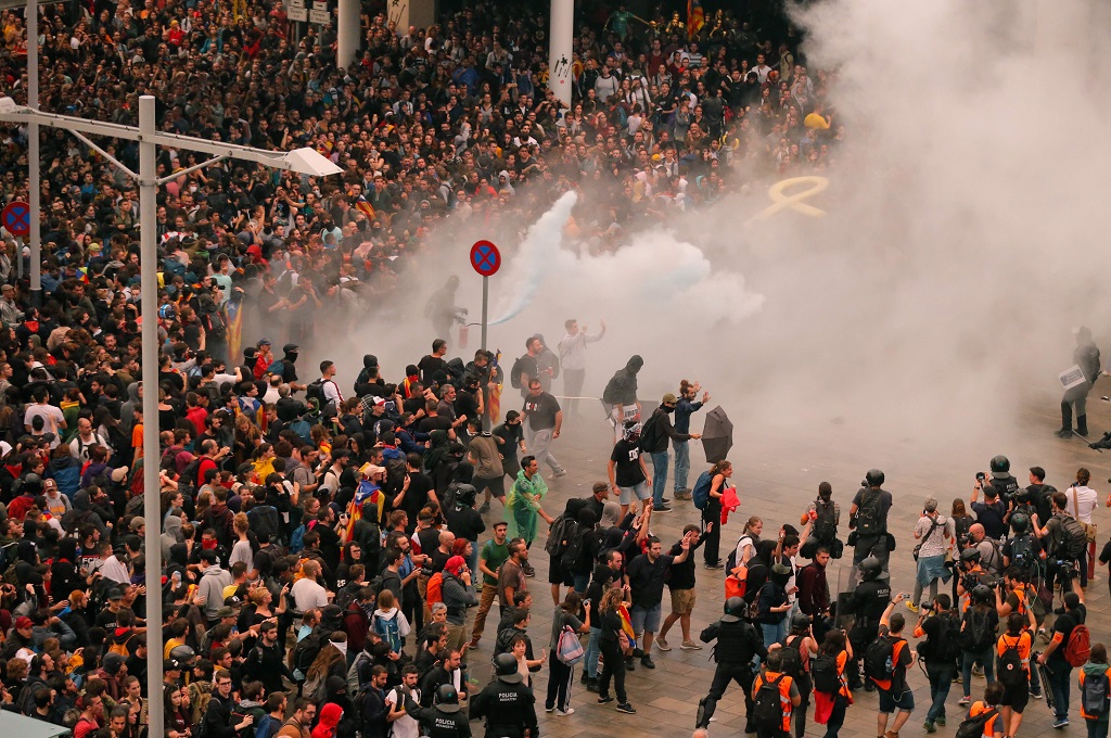 Ribuan demonstran bentrok dengan aparat keamanan di luar bandara El Prat di Barcelona, Spanyol, 14 Oktober 2019. (Foto: AFP/PAU BARRENA)