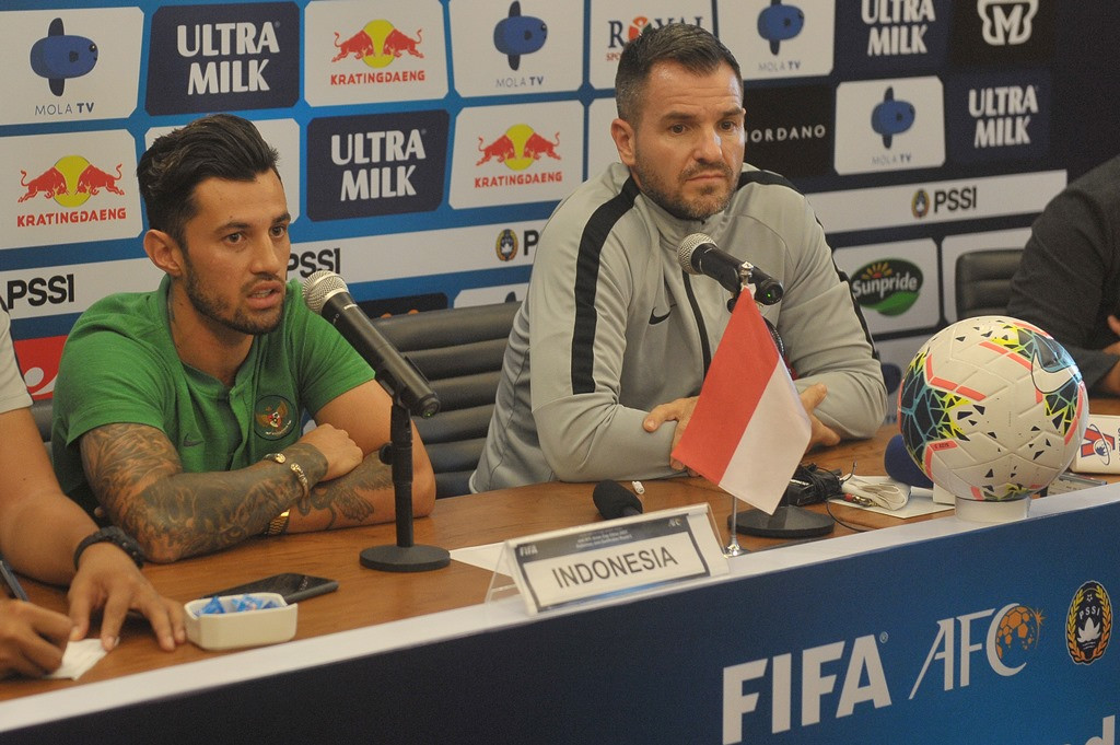 Pemain Timnas Indonesia Stefano Lilipaly (kiri) bersama Pelatih Timnas Indonesia Simon McMenemy. (ANTARA FOTO/Nyoman Budhiana)