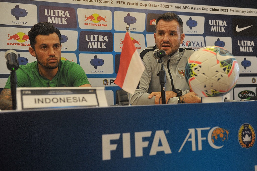 Pelatih Timnas Indonesia Simon McMenemy (kanan) (ANTARA FOTO/Nyoman Budhiana)