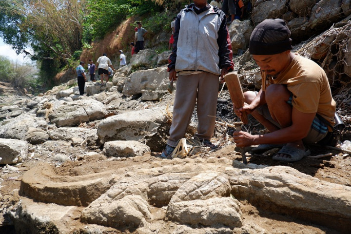 Batu Kali di Sungai Pemali Disulap Jadi Karya Seni
