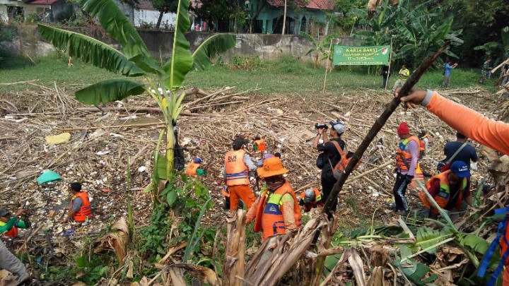 Sampah Bambu Sungai Cikeas Didorong ke Sungai Bekasi
