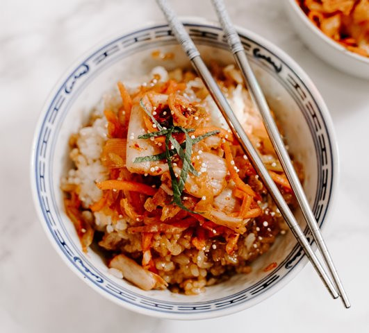 Sepasang sumpit dan sendok besar yang terbuat dari logam adalah salah satu yang khas dalam kuliner Korea. (Foto: Angela Bailey/Unsplash.com)