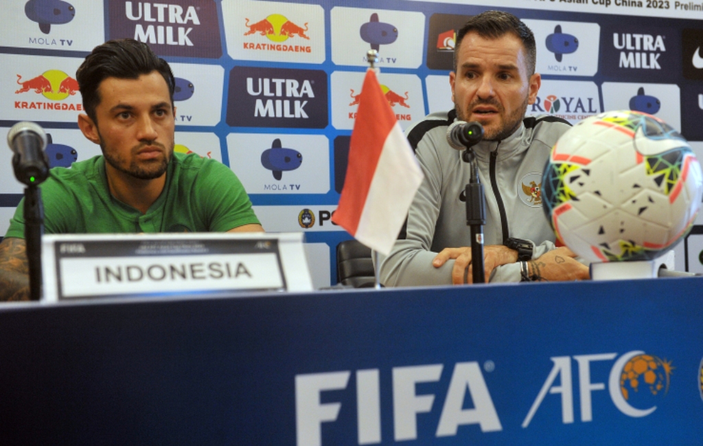 Simon McMenemy (kanan) (Foto: Antara/Nyoman Budhiana)