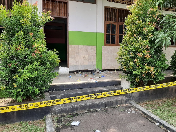 Gerombolan Pengendara Motor Rusak Sekolah di Depok