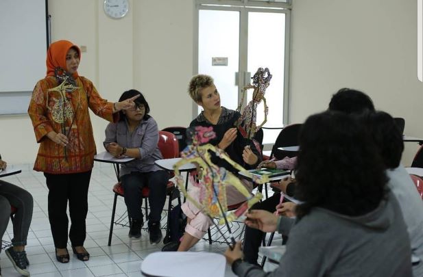 Iva Ariani salah satunya, Dosen Filsafat Wayang, Fakultas Filsafat UGM.  Foto:  UGM/Dok. Pribadi
