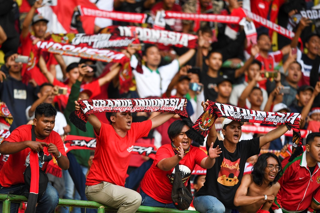 Suporter mendukung timnas Indonesia (Antara/Nova Wahyudi)