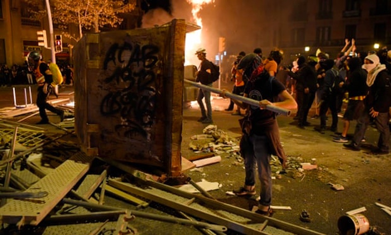 Kerusuhan di Barcelona, Spanyol yang sudah memasuki hari ketiga. Foto: AFP