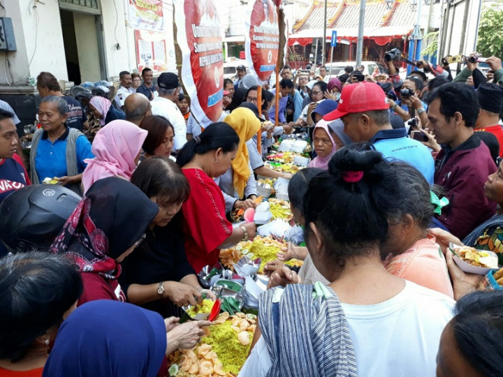 Rasa Syukur Pedagang Pasar Gede Jelang Pelantikan Jokowi