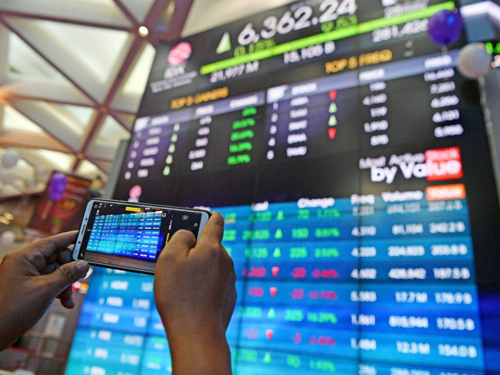 Pasar Menunggu <i>Jokowi Effect</i>