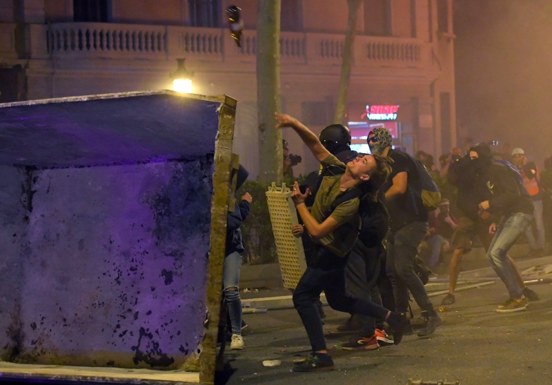 Massa antipemerintah bentrok dengan pihak keamanan di Barcelona. Foto: AFP