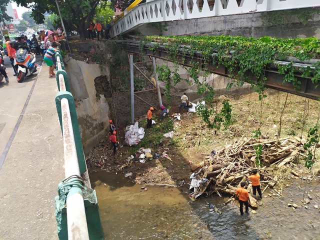 Warga Bogor Bersih-Bersih Sungai Ciliwung