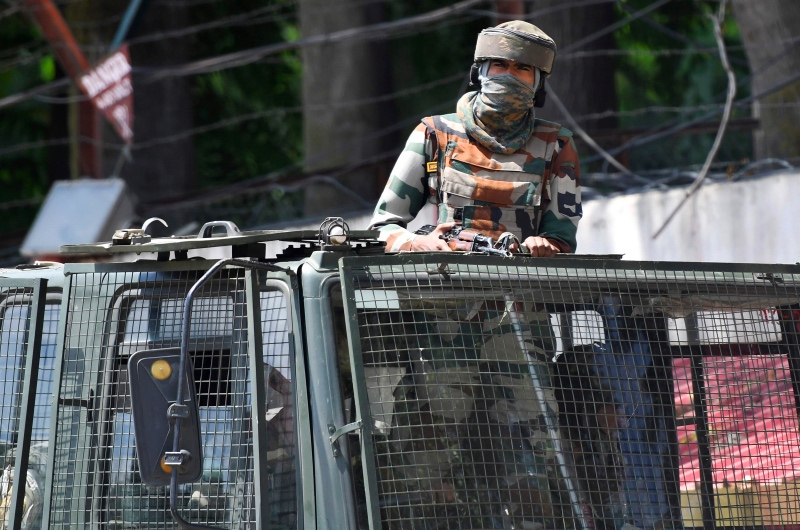 Tentara India di sebuah kendaraan militer. Foto: AFP