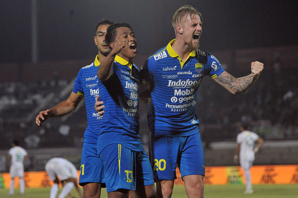 Persib Bandung Libas Persebaya Surabaya 4-1