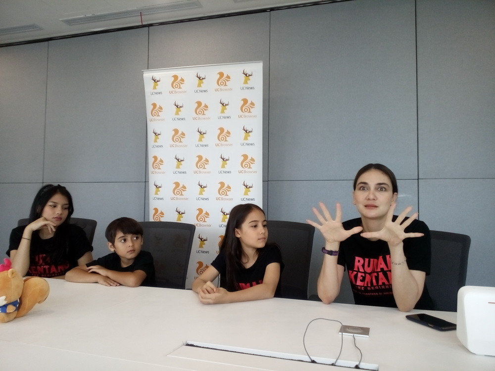  Luna Maya dan pemain cilik film Rumah Kentang: The Beginning di kantor UC Browser, Jakarta Selatan, Jumat, 18 Oktober 2019. (Foto: Medcom.id/Cecylia Rura)