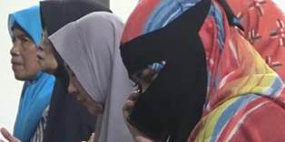 Mojang Satpol PP Buru <i>Cross-Hijaber</i> ke Masjid-masjid