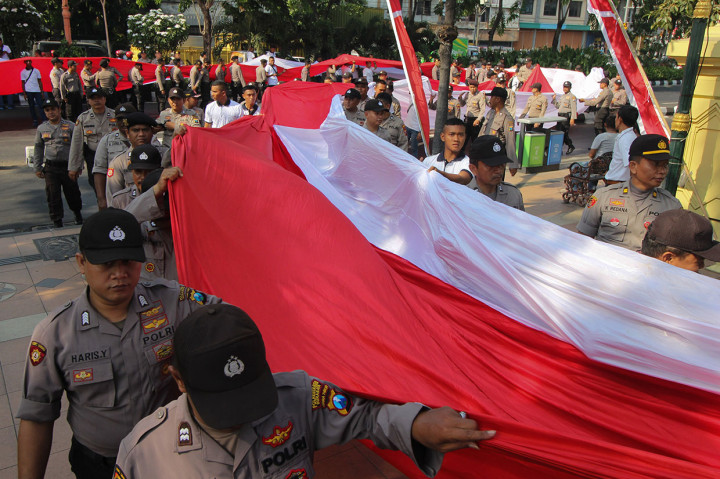 Warga Surabaya Gelar Parade Merah Putih Indonesia Damai