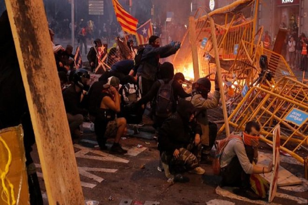 Demonstran membentuk barikade dan melempari batu ke arah polisi di Barcelona, Jumat 18 Oktober 2019. (Foto: AFP)