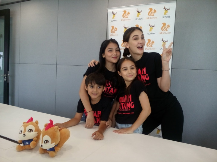 Keseruan Pemain Film Rumah Kentang Promosi di Kantor UC Browser