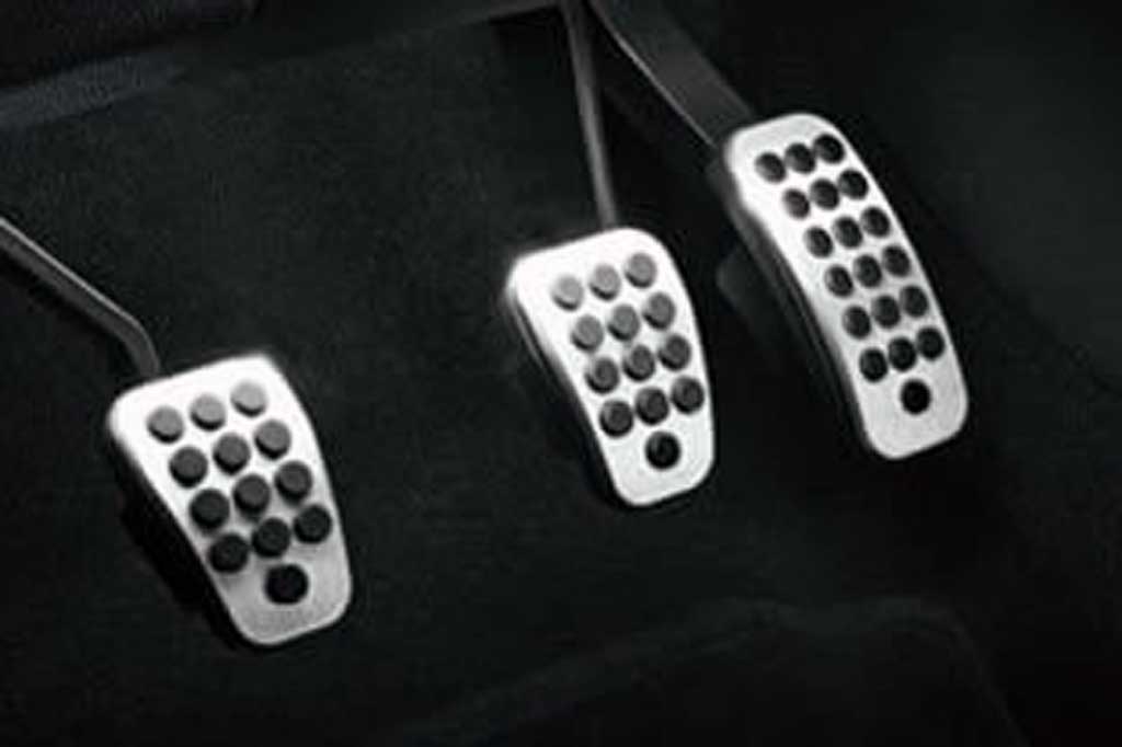 Hindari penggunaan pedal set yang terbuat dari bahan plat atau stainless karena permukaannya licin. Ford